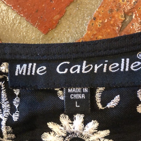 Mlle Gabrielle Ramie blend black pull over with white embroidery top szL - Picture 3 of 8